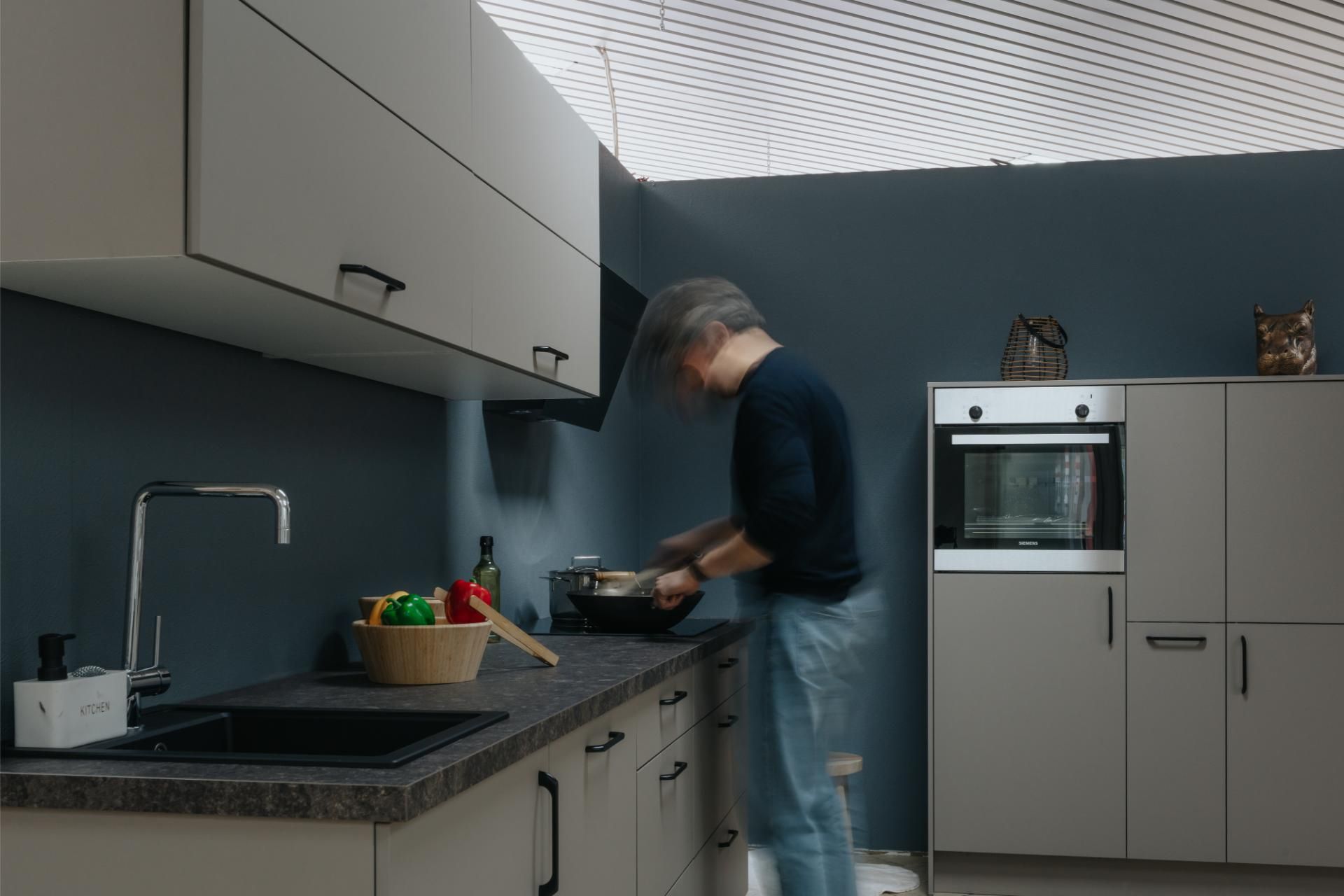 Man Kookt In Keuken