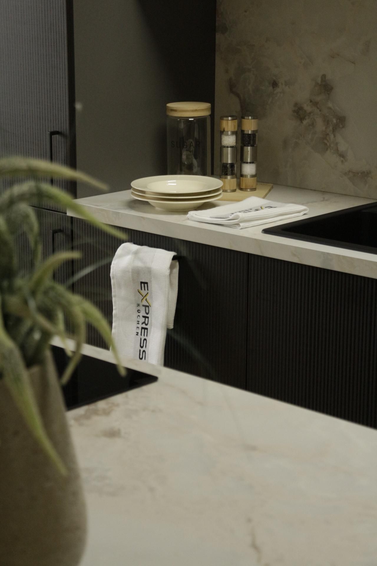 Keukenopstellingen in de showroom van J&S Budgetkeukens aan de Kaulillerweg in Bocholt