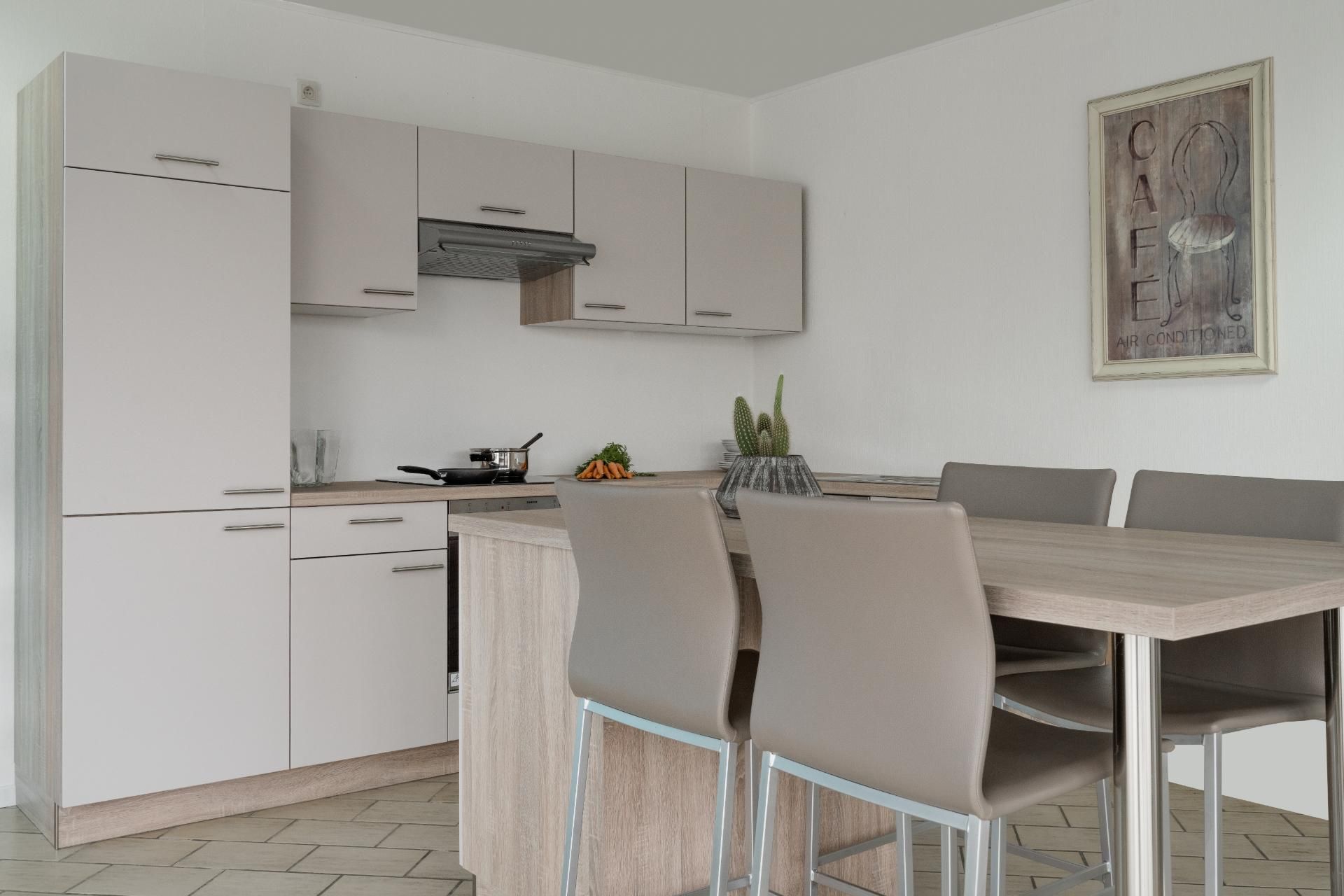 Keuken met eiland en zitplaatsen uit de keukenopstellingen van J&S Budgetkeukens